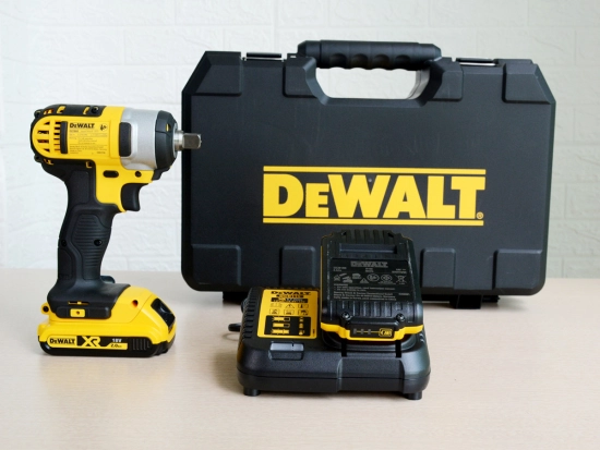 hwh62-may-van-vit-dong-luc-pin-dewalt-dcf880d2-b1