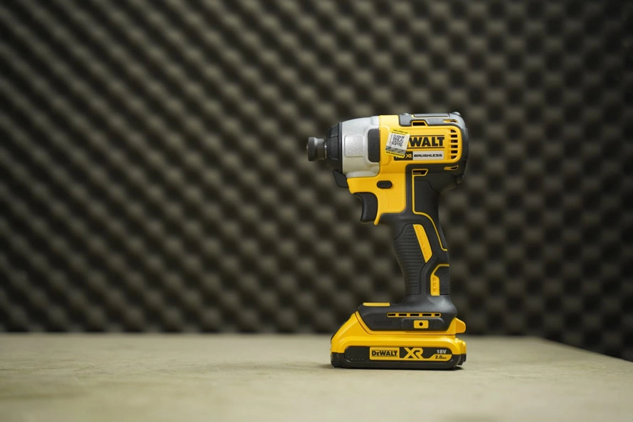 may-ban-vit-pin-dewalt-1