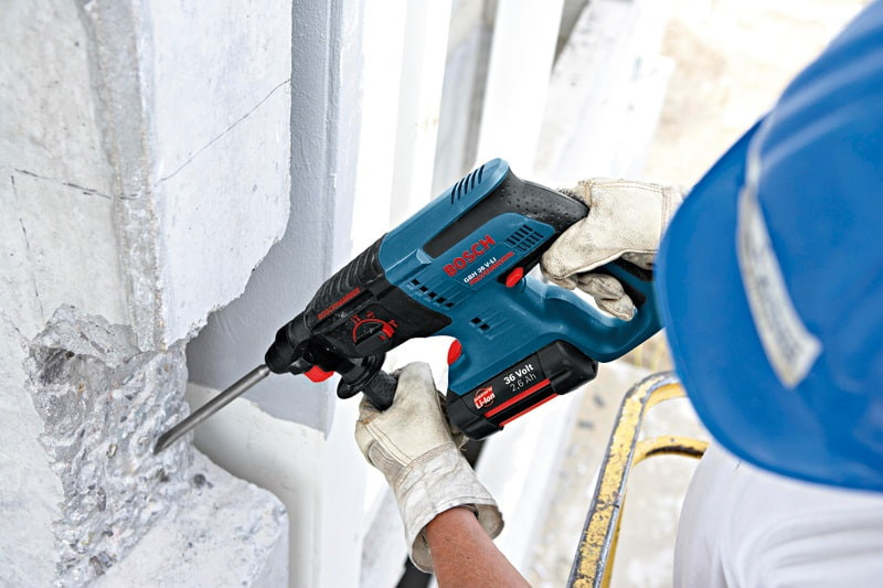 Cả hai yếu tố điện thế và lực đập đều rất quan trọng khi mua máy đục bê tông pin