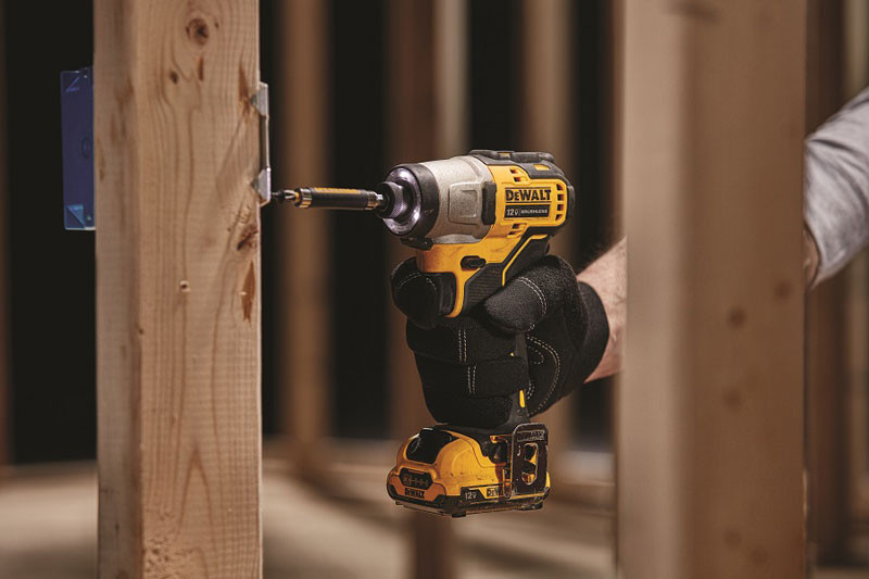 may-khoan-pin-dewalt-3