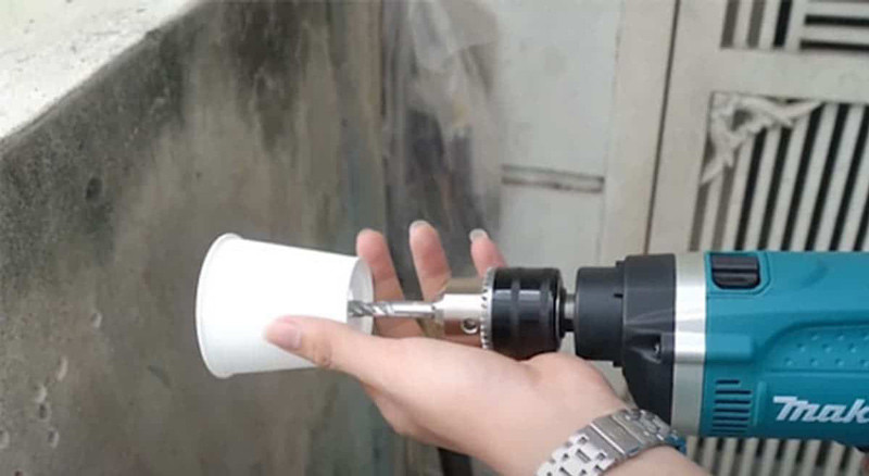 Cách khoan gạch ốp tường không bị bụi