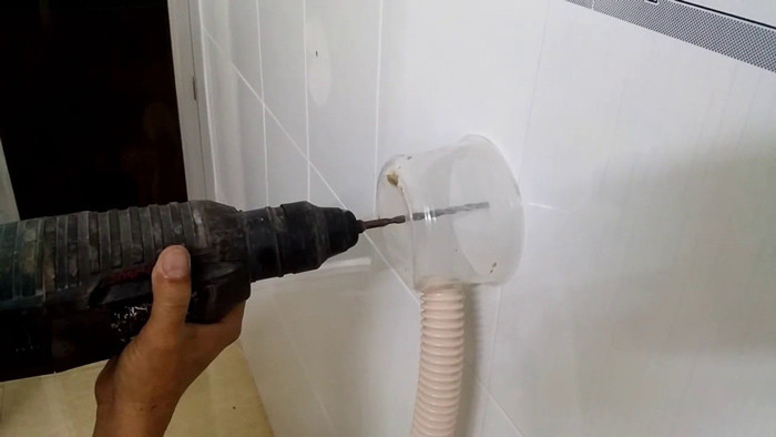 Cách khoan tường không bụi với ly nhựa
