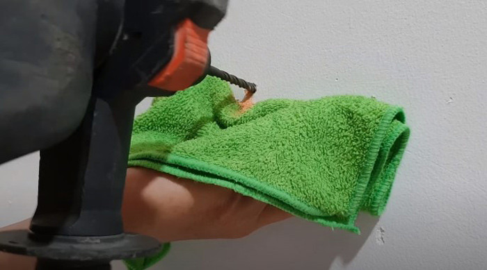 Cách khoan tường không bụi với giẻ lau thấm nước
