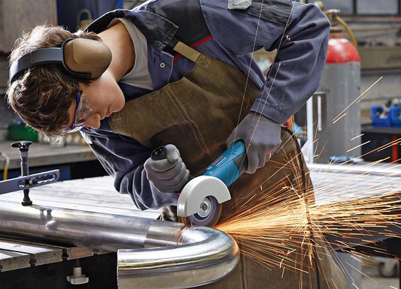 Chú ý thao tác trong cách sử dụng máy cắt cầm tay