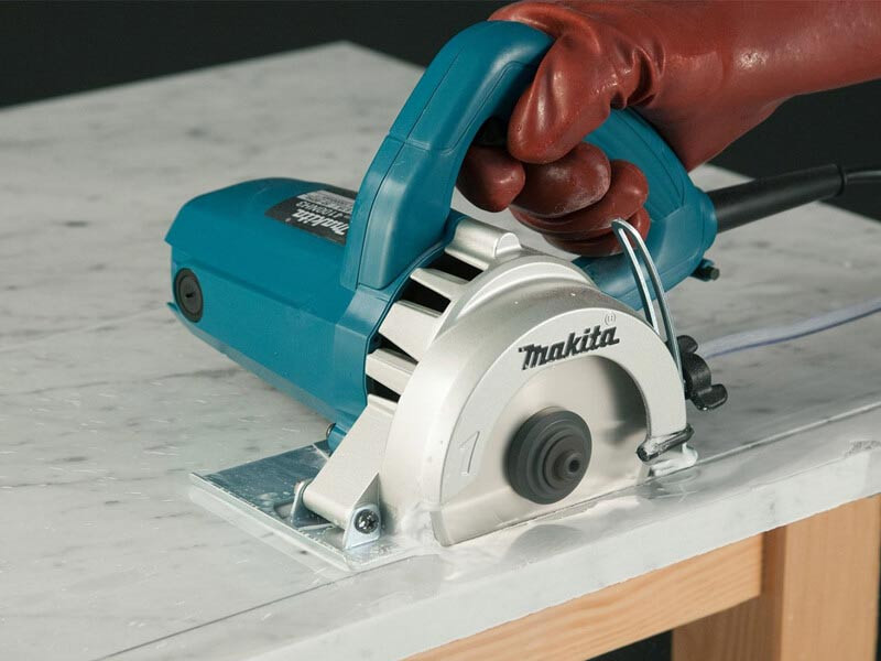 Cách sử dụng máy cắt cầm tay Makita khá đơn giản và dễ dàng