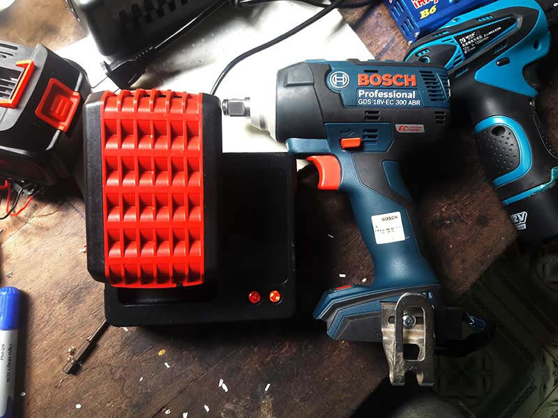 Đóng pin máy khoan giúp tiết kiệm chi phí