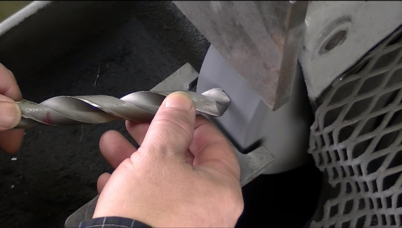 Hướng dẫn mài mũi khoan sắt và kiểm tra sau khi mài