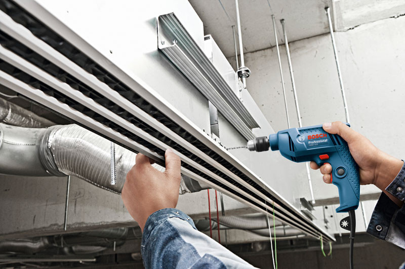 Công dụng chính của máy khoan dùng điện là khoan, đục lỗ