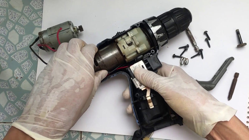 Kiểm tra motor khi máy khoan pin không chạy