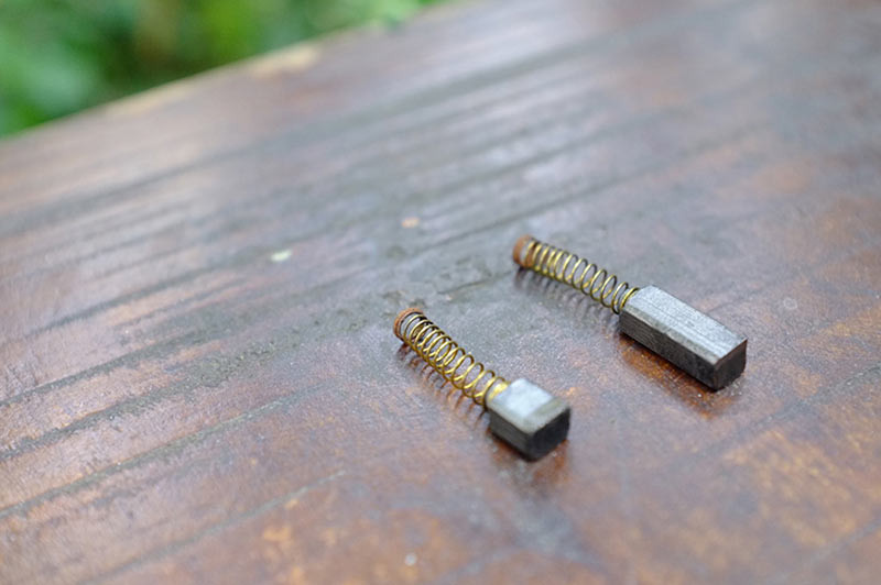 Chổi than trong máy khoan pin