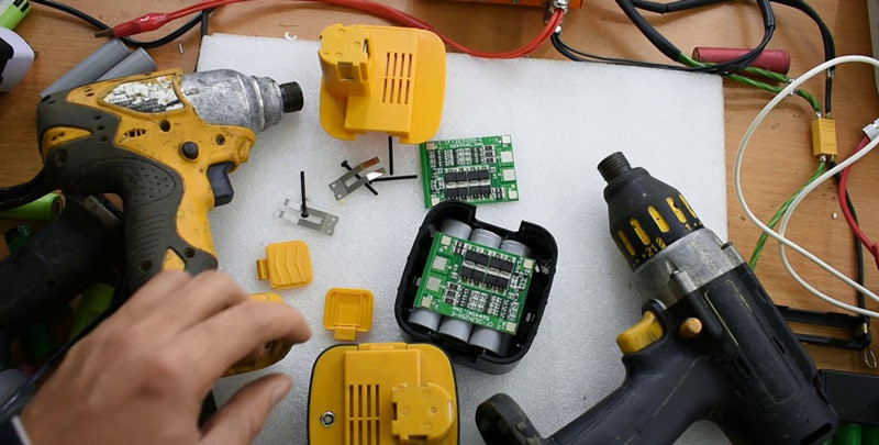 Lưu ý khi thay pin cho máy khoan cầm tay