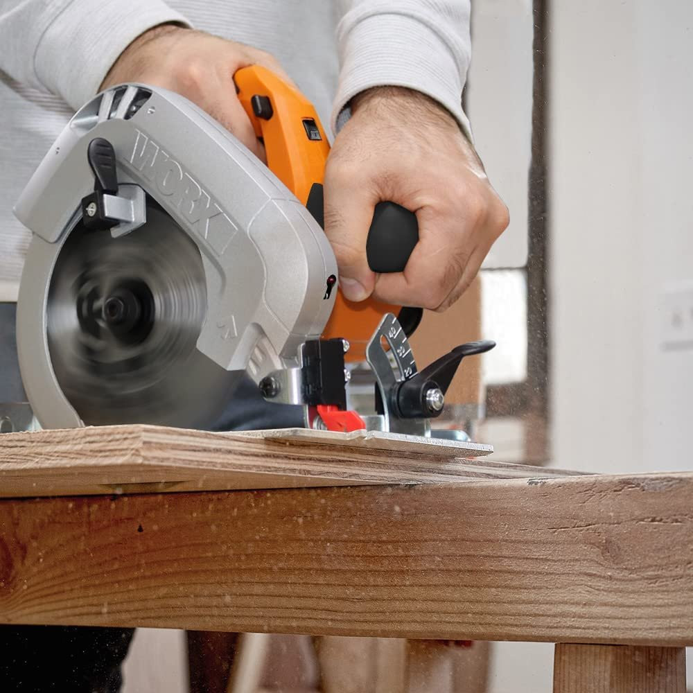 Máy cưa đĩa được ứng dụng trong công việc cắt mộng, tề đầu, hoặc xẻ thớ gỗ