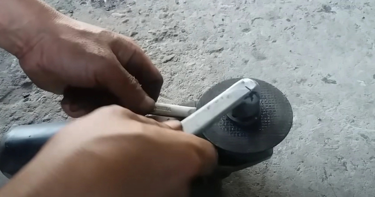 Thay lưỡi máy cắt sắt 