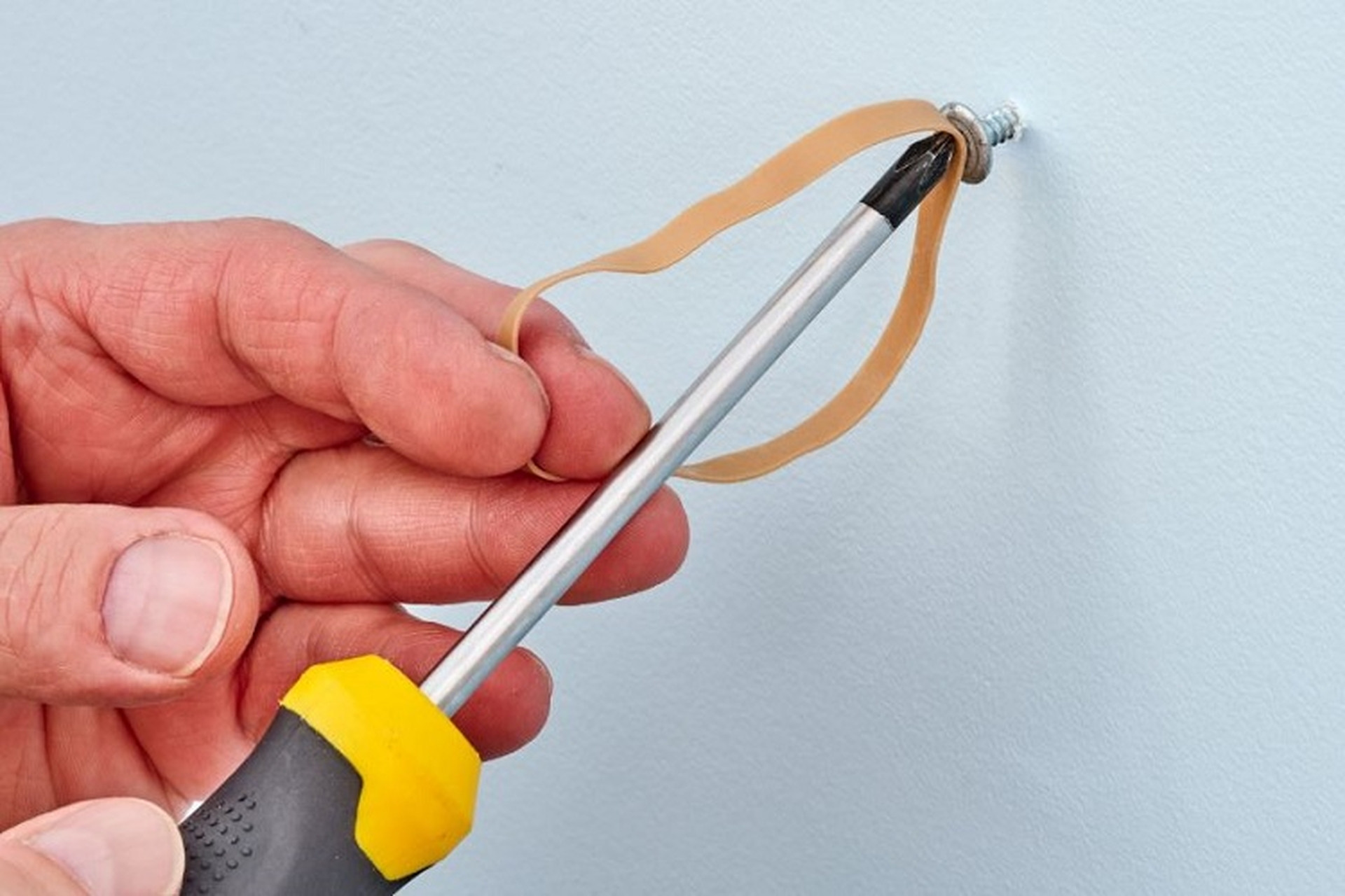 Cách tháo ốc vít gãy bằng dây chun 