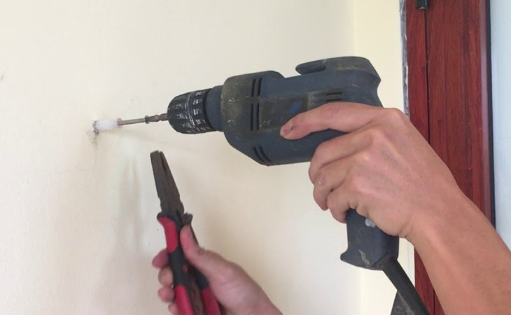 Trước khi thực hiện các bước lắp đặt tắc kê, bạn cần chú ý chọn mũi khoan phù hợp