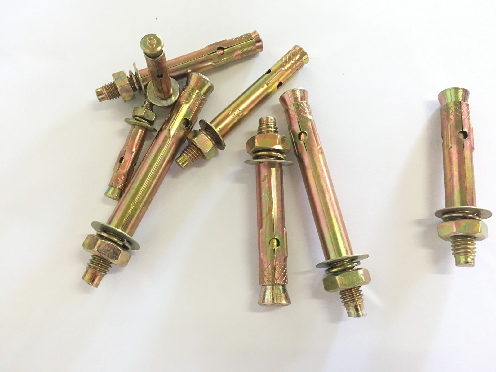 Tắc kê (rawlplug) là một ống hình thoi với các rãnh bên ngoài để tăng ma sát và phần bên trong rỗng