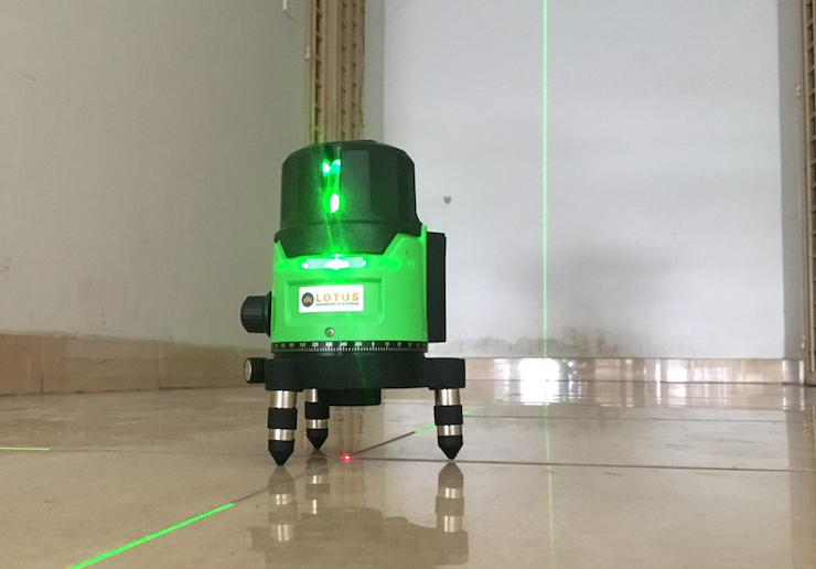 So sánh máy cân bằng laser tia xanh và tia đỏ 