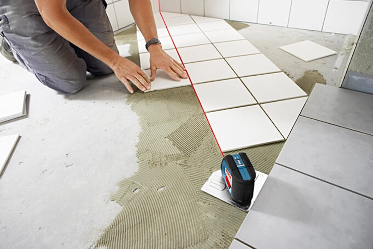 Hình ảnh sử dụng máy cân bằng laze khi ốp gạch