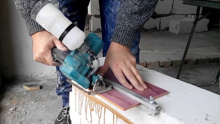 Không nên dùng máy cắt gạch Makita để cưa gỗ và ngược lại