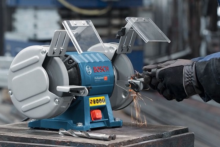 Kiểm tra máy mài 2 đá thật kỹ trước khi vận hành