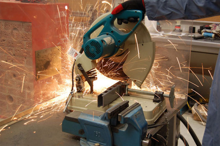 Máy cắt sắt bàn có thiết kế chân đế vững chắc, có tính ổn định cao