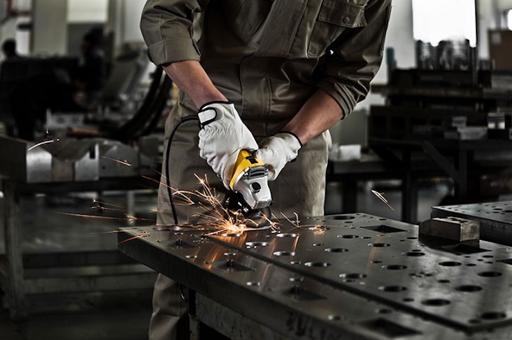 Máy mài cầm tay cần có thiết kế gọn nhẹ