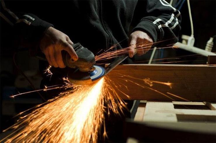 Máy mài Makita có thể mài sắc công cụ bằng kim loại