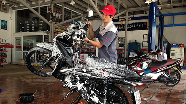 Máy nén khí mini dùng để rửa xe rất hiệu quả