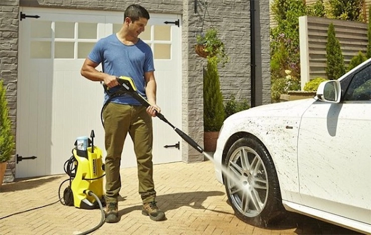 Máy phun xịt rửa xe đánh bật mọi vết bẩn cứng đầu