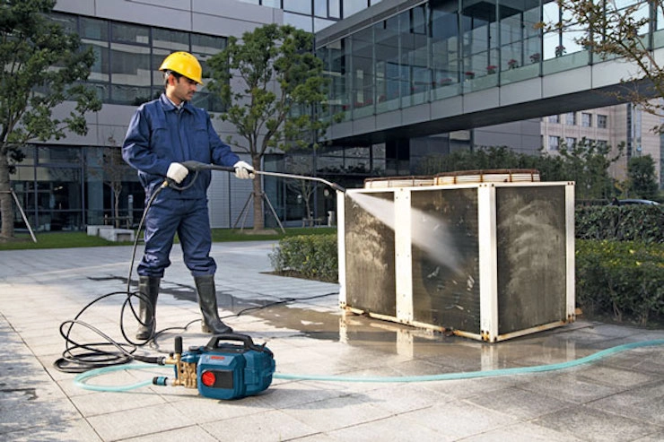 Tia nước cực mạnh bắn ra từ máy phun xịt rửa xe