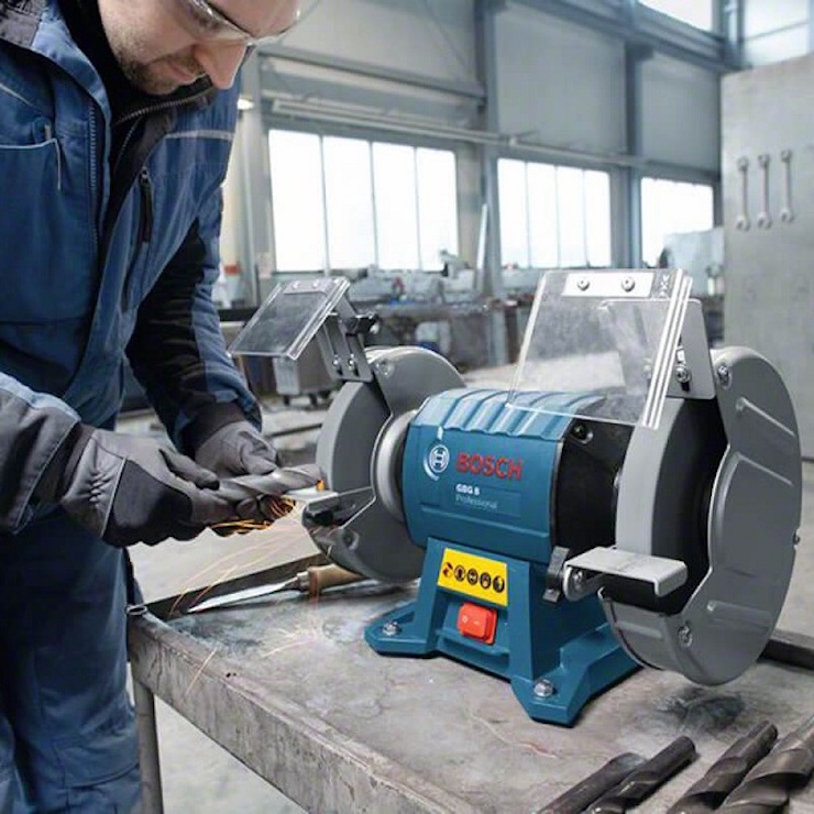 Người công nhân phải luôn có bảo hộ lao động khi dùng máy mài 2 đá