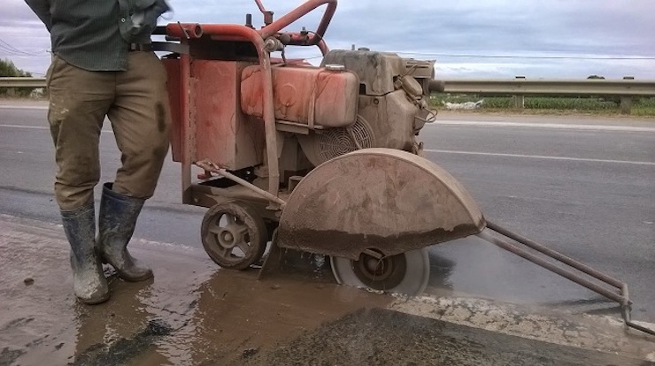 Máy cắt bê tông chạy bằng xăng