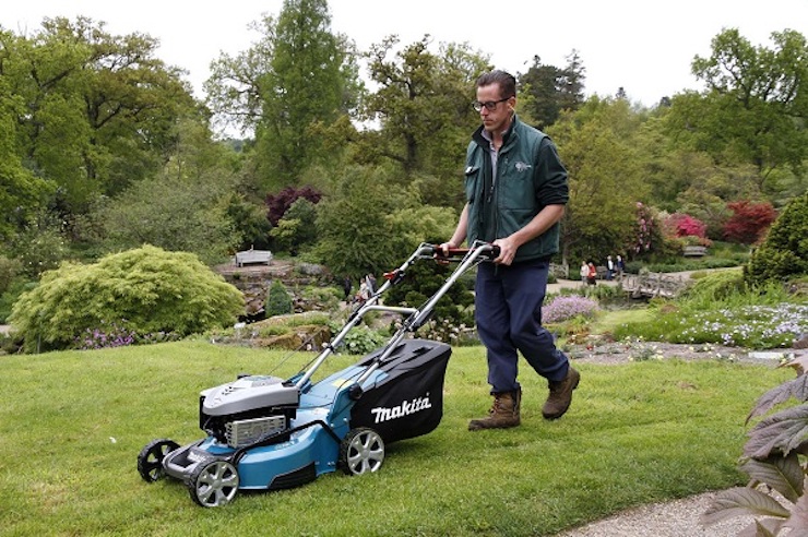 Máy cắt cỏ Makita chạy xăng giải quyết tốt những loại cỏ cao và dày