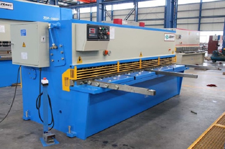 Máy cắt tôn thủy lực QC12Y