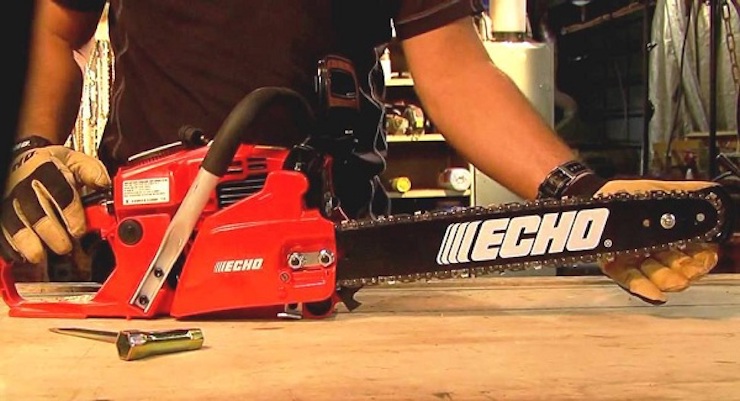 Phải đảm bảo lam, xích và các nắp của máy cưa xích chạy xăng được lắp đúng cách trước khi khởi động