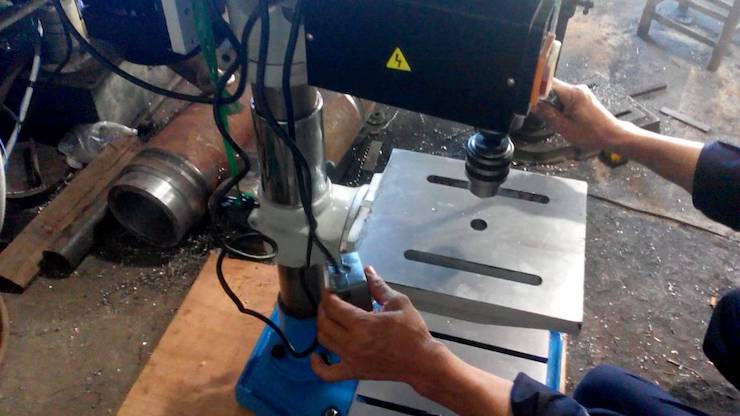 Hình ảnh máy khoan bàn makita dùng làm minh họa.