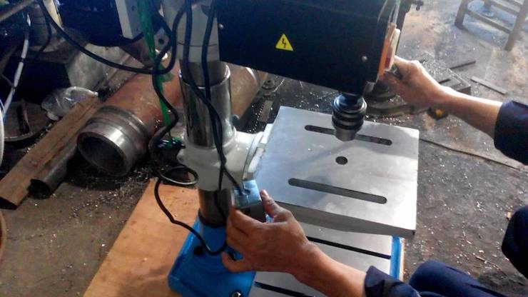 Hình ảnh máy khoan bàn makita dùng làm minh họa.