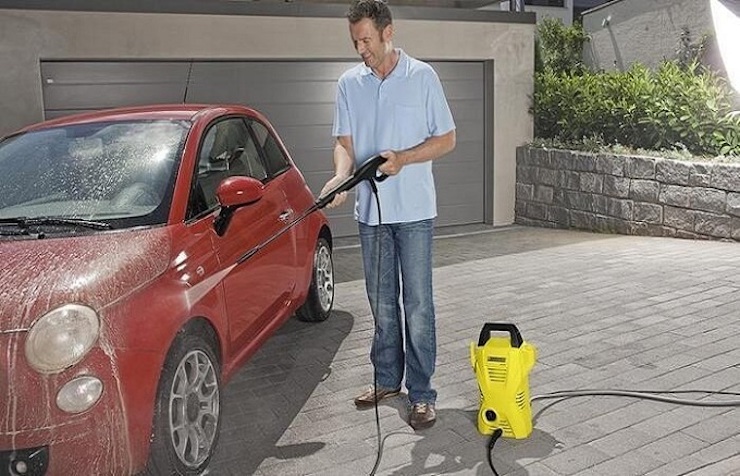 Máy phun rửa mini có công suất nhỏ, phù hợp với công việc rửa xe, tưới cây,… trong gia đình