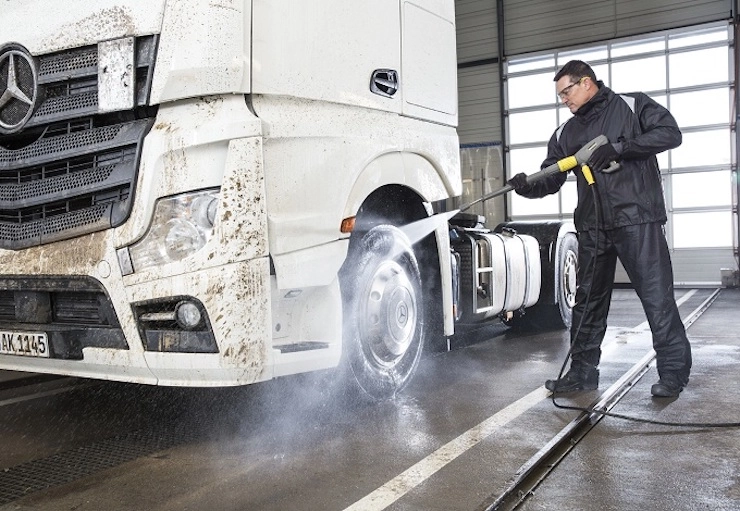 Máy phun rửa công nghiệp dùng để rửa xe tải, phụ kiện công trình…