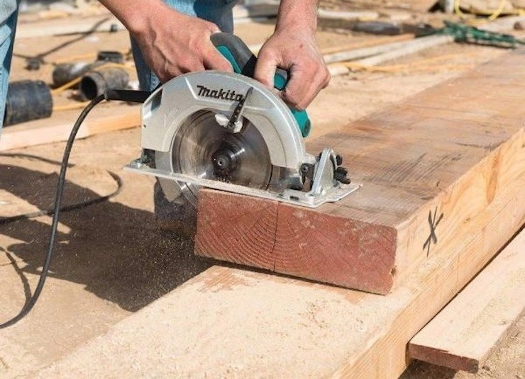 Nên mua máy cắt gỗ cầm tay của thương hiệu nổi tiếng