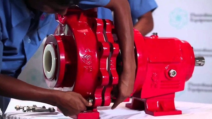 Nguồn điện cung cấp cho máy bơm nước phải đúng điện áp của máy