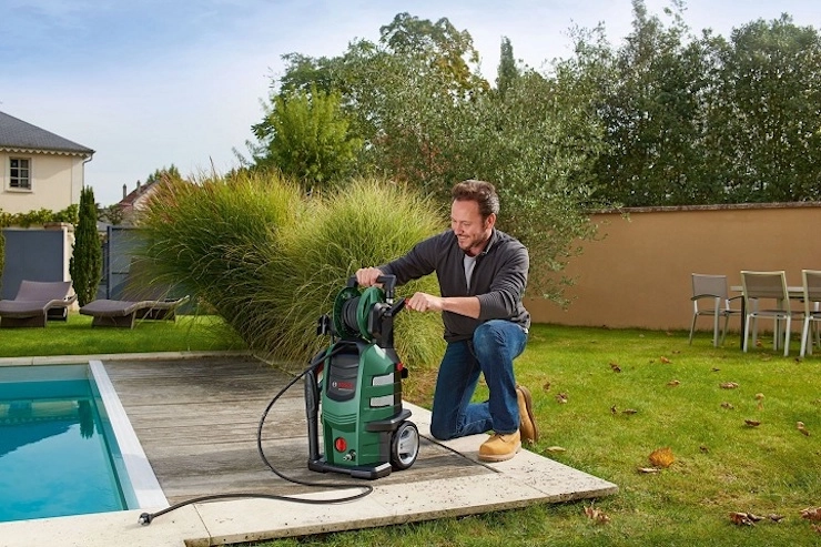 Sử dụng máy phun nước rửa xe đúng cách sẽ giúp máy bền bỉ vượt trội