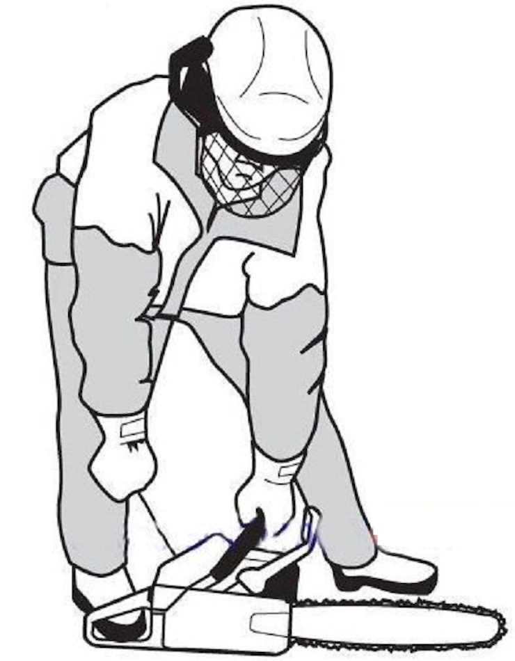 Tư thế khởi động máy cưa xích chạy xăng đúng cách