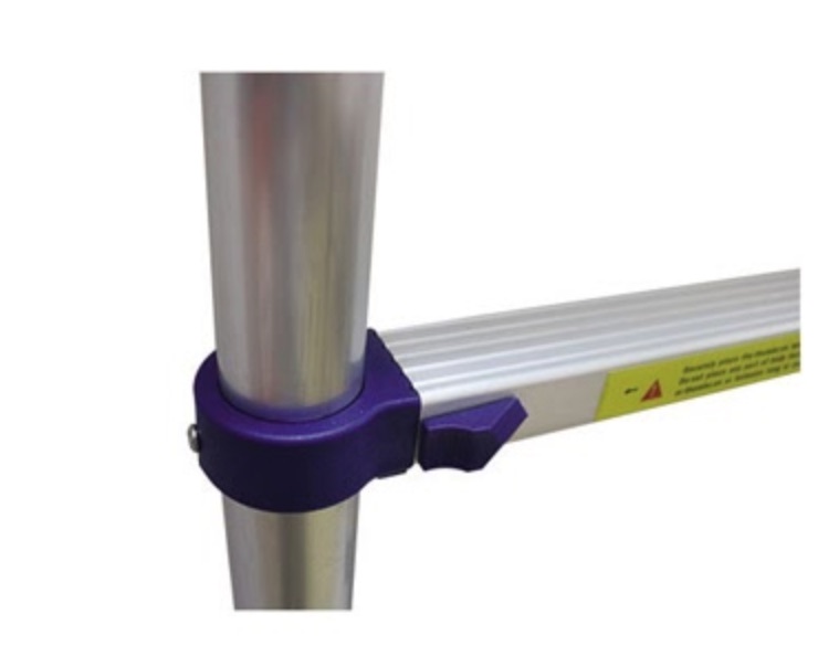 Dùng quá tải trọng quy định có thể khiến thang nhôm bị cong/vỡ khóa chốt và đai thang