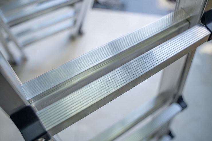 Bậc thang rộng giúp người dùng lên xuống dễ dàng và an toàn