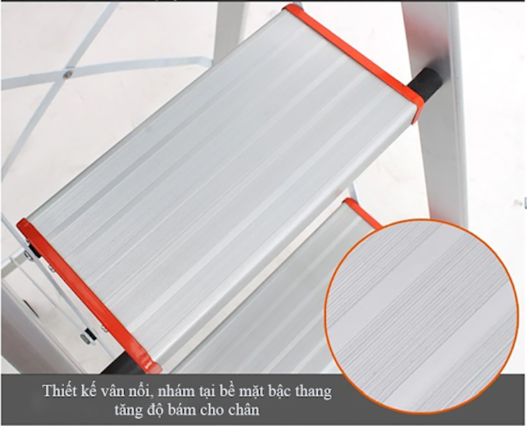 Bậc thang rộng rãi, chắc chắn, thiết kế to bản, có vân chống trượt