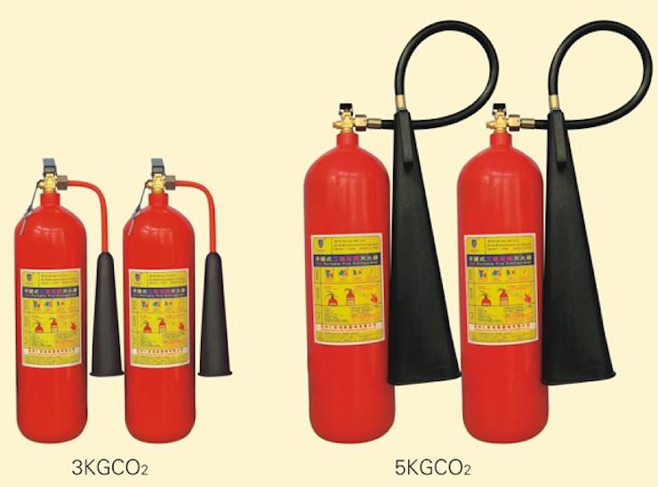 Chỉ dùng bình chữa cháy CO2 chuyên dụng hoặc đất, cát để dập đám cháy do máy phát điện gây ra