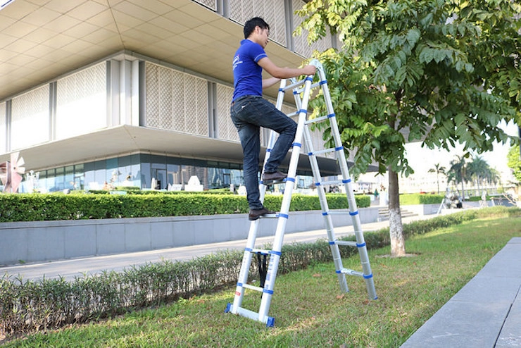 Không đứng trên đỉnh của thang khi làm việc