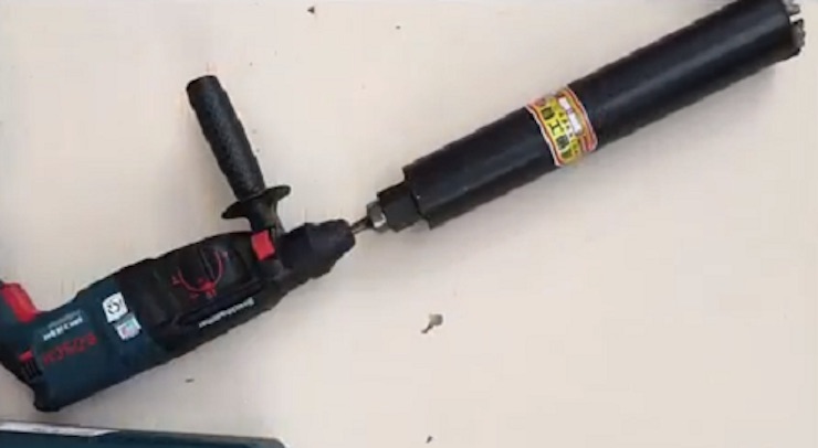 Lắp đầu nối vào mũi khoan và máy khoan