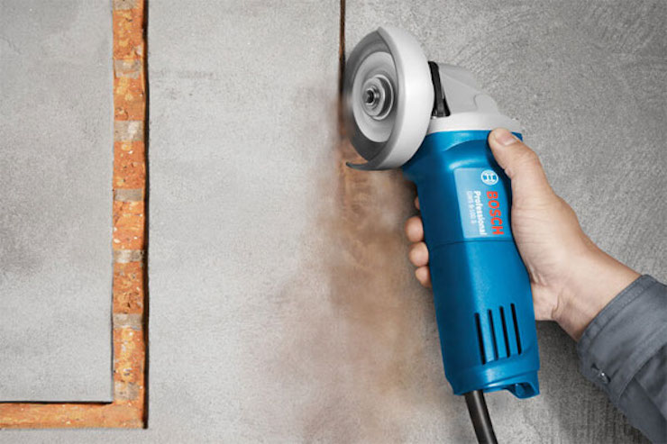 Phải lắp vành chắn bảo vệ vào máy cắt để tránh bị tổn thương cho tia lửa bắn ra